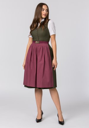 Traditionelles Kleid mit einem grünem, rhombusförmigen Oberteil, einem kastanienbraunen Rock mit Falten und einem passenden Gürtelakzent mit floralen Elementen.