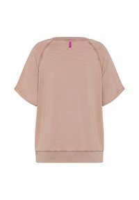 Maglia a maniche corte e vestibilità ampia in colore beige chiaro. Presenta una texture liscia, polsini a coste e una piccola etichetta del marchio rosa sul retro del collo.