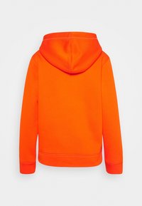 Oranje hoodie met een buidelzak, geribbelde manchetten en een capuchon met trekkoord. Gladde textuur met contrasterende naden. Achteraanzicht.