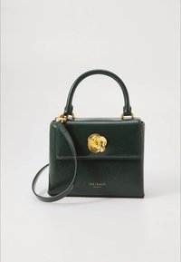 Groen gestructureerde leren handtas met een handvat aan de bovenkant en een afneembare schouderriem. Voorzien van een gouden bloemvormige gesp en logo aan de voorkant.