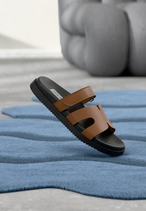 Steve Madden MISSILE - Pantolette flach - cognac