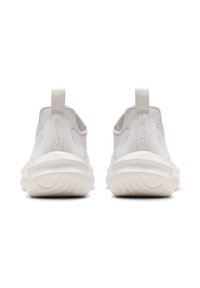 Zapatos blancos tipo slip-on con una parte superior de cuero liso, acentos texturizados y una suela de goma ligera y resistente. Cuenta con una tira en la parte trasera para facilitar el uso.