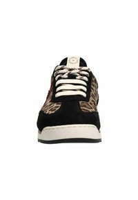 Sneaker met luipaardprint van zwart suède materiaal, witte veters en een contrasterende witte rubberen zool. Voorzien van een ronde neus en een logo op de tong.