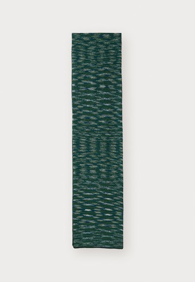Écharpe en tricot longue et étroite de couleur vert foncé avec un motif tacheté bleu et gris, posée à plat sur un fond blanc.