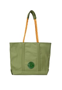 Borsa tote verde con manici arancioni intrecciati, caratterizzata da una finitura testurizzata e un logo circolare in rilievo nella parte inferiore frontale.