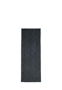 Tappeto rettangolare a tessitura piatta di colore grigio scuro con un motivo a diamante, caratterizzato da una superficie testurizzata e bordi sfilacciati per un tocco di raffinatezza.