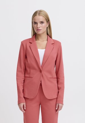 Blazer corail rose avec un revers cranté, fermeture à un bouton et poches avant. Tissu lisse et extensible avec une coupe ajustée.