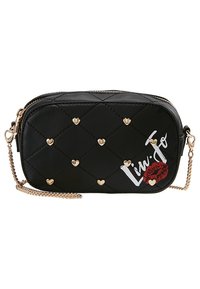 Musta tikattu olkalaukku, jossa on kultaiset sydännappulat, ketjuhihna ja painettu malli, jossa teksti "Lin Jo" ja huulipunan kuvio.