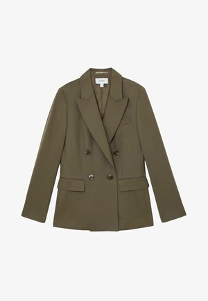 Dubbelgeknoopte olijfgroene blazer met brede revers, vier bruine knopen, twee opgestikte voorzakken met klep en een borstzakje met paspel, plat neergelegd.