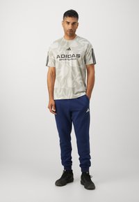 adidas Sportswear - T-shirt z nadrukiem