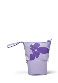 Lila Blumenbeutel mit strukturiertem Körper, Reißverschluss und Griff. Das Design zeigt große lila Blumen auf einem helllila Hintergrund.