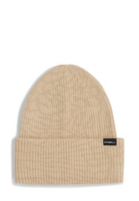 Beige strikket beaniehat med ribbet tekstur og foldet kant, med et sort mærke på den ene side.