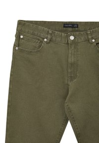 Jeans in denim verde oliva con vestibilità dritta, design a cinque tasche, cuciture in contrasto e accessori in metallo argentato sulla vita.