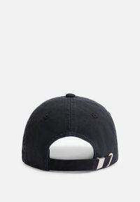 Zwarte pet met een gebogen klep, gemaakt van katoen. Heeft een metalen verstelmechanisme aan de achterkant en geborduurde ventilatiegaten.