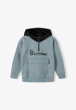 Hanorac pulover de culoare albastru deschis, cu glugă neagră, guler cu fermoar, buzunar frontal și text imprimat. Fabricat dintr-un material moale, texturat, cu tivuri elastice.
