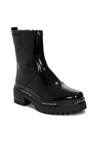 Czarne, błyszczące botki do połowy łydki z grubą podeszwą, okrągłym noskiem i tekstem "EXCLUSIVE" na krawędzi podeszwy, przedstawione pod lekko bocznym kątem.