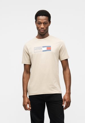 Tommy Hilfiger, LOGO JERSEY CREW NECK T-SHIRT - Trükipildiga T-särk - sandalwood
