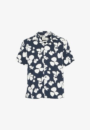 Košulja kratkih rukava s ovratnikom od tamnoplave tkanine koja sadrži velike bijele cvjetne uzorke, prednje dugmadi i ravni rub. Glatka tekstura.