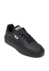 Sneaker noir avec une tige en cuir texturé, bout rond, détails perforés et semelle en caoutchouc épaisse ; présente un logo blanc sur la languette.