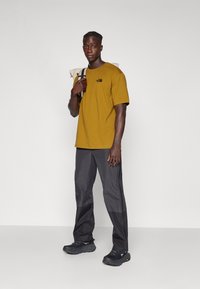 The North Face M SS ESSENTIAL OVERSIZE TEE - Trükipildiga T-särk - moss green