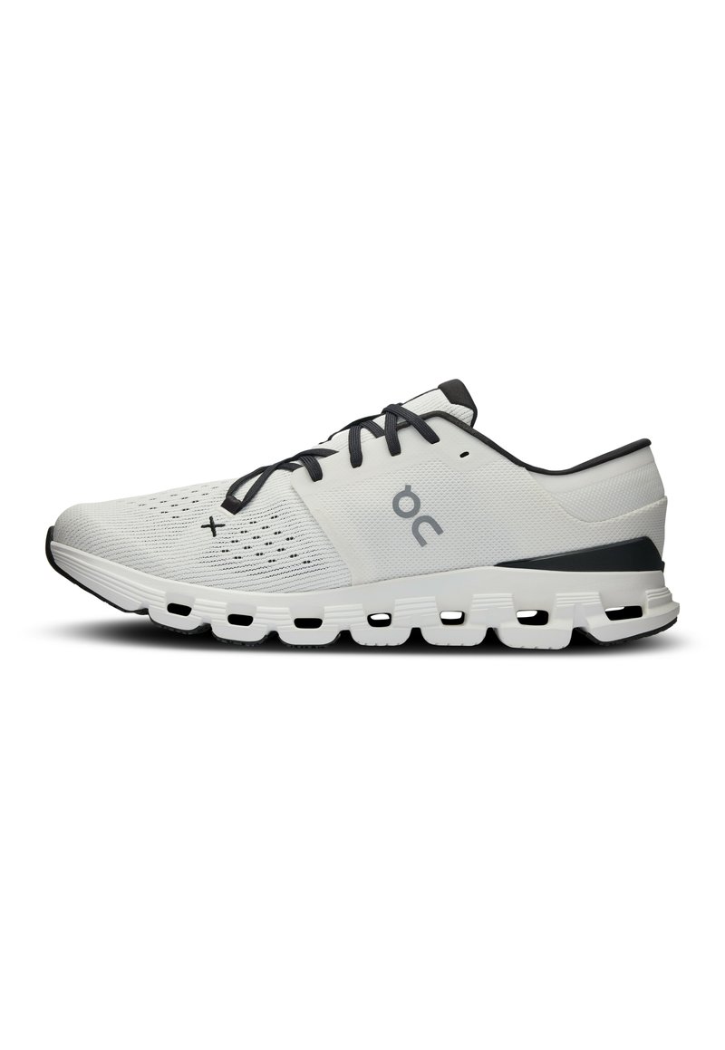 Chaussure de course légère avec une tige en maille respirante blanche, rehaussée d'accents noirs, semelle texturée et design épuré.