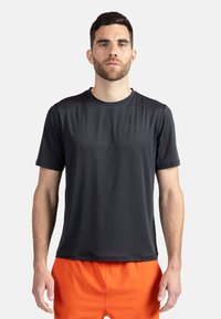 Svart, kortärmad sportt-shirt i mjukt tyg, med rund halsringning och diskret logotypdetalj på bröstet.