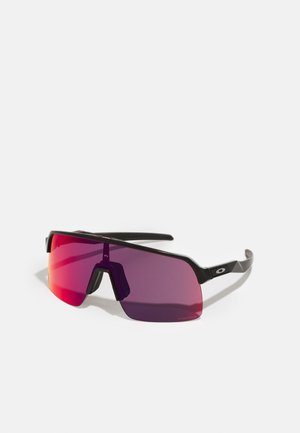 Zwarte sportzonnebril met een roze naar paarse gradient lenzen en een slank geometrisch ontwerp. Voorzien van een verstelbare neuspads en een logo-accent op de arm.