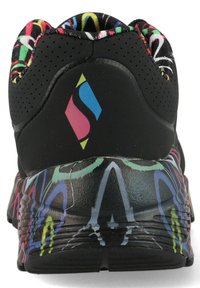 Czarny but sportowy z kolorowym, wzorzystym piętą, z logo i perforowanymi detalami; teksturowana powierzchnia i kontrastowe kolory akcentów.