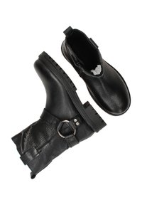 Zwarte leren enkellaarzen met een gestructureerde afwerking, voorzien van een verstelbare band met een metalen ring en een dikke rubberen zool.