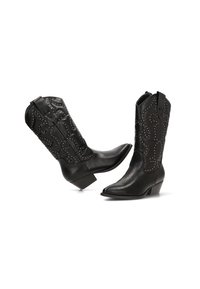 Botas de cowboy de cuero negro con punta afilada y tacón bajo. Detalladas con patrones de costura y pequeños tachuelas plateadas en el caña.