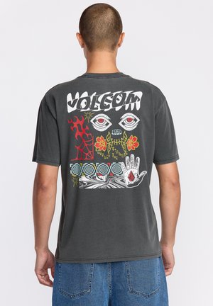 Grijze t-shirt met een grote, kleurrijke afdruk op de achterkant, met ogen, vlammen, bloemen en verschillende patronen, gemaakt van zacht katoenen stof.