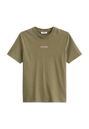 Olivegrünes Baumwoll-T-Shirt mit Rundhalsausschnitt, kurzärmlig und einem dezenten weißen Logo, das auf der Vorderseite in der Mitte aufgedruckt ist.