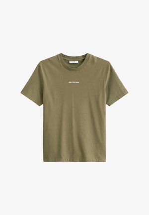 Olivově zelené bavlněné tričko s kulatým výstřihem, krátkými rukávy a jemným bílým logem vytištěným ve středu přední strany.