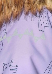 Lila textil med lekfulla djurillustrationer och geometriska former. Texturerad yta med en lätt glans som skapar visuell intresse.