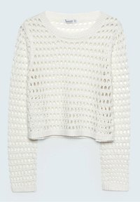 Pull court blanc à manches longues avec encolure ronde et motif en maille ajourée présentant de petits trous ovales régulièrement espacés.
