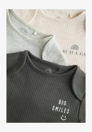 Tri majice z rebrasto teksturo v svetlo sivi, bež in temno zeleni barvi. Temno siva majica ima belo besedilo "VELIKI NASMEHI" in smeška.