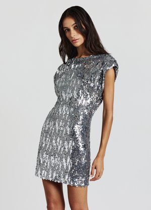 Abito in paillettes argento con silhouette aderente, maniche corte, scollo rotondo e finitura testurizzata e scintillante.