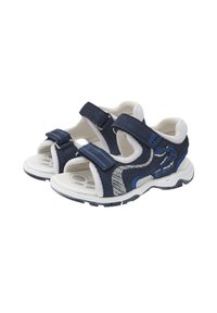 Sandales navy et blanches avec tige en maille, sangles réglables et accents à motifs. Elles présentent une semelle rembourrée avec adhérence et un design découpé.