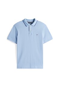 Polo-shirt bleu clair en coton, avec un col, des manches courtes et un petit logo brodé sur la poitrine.