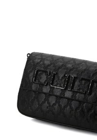 Borsa a tracolla in pelle vegana nera con motivo a catena impresso e logo lucido "CULT" sul davanti. Forma rettangolare con chiusura a zip.
