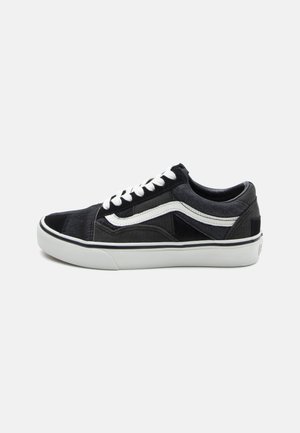 Czarny i ciemnoszary niski sneaker z białymi sznurowadłami, białym paskiem bocznym i białą gumową podeszwą, pokazany z boku na szarym tle.