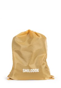 Bolsa amarilla con cordón hecha de tela ligera, con la parte superior fruncida y la palabra "SMILODOX" impresa en blanco en la parte inferior.