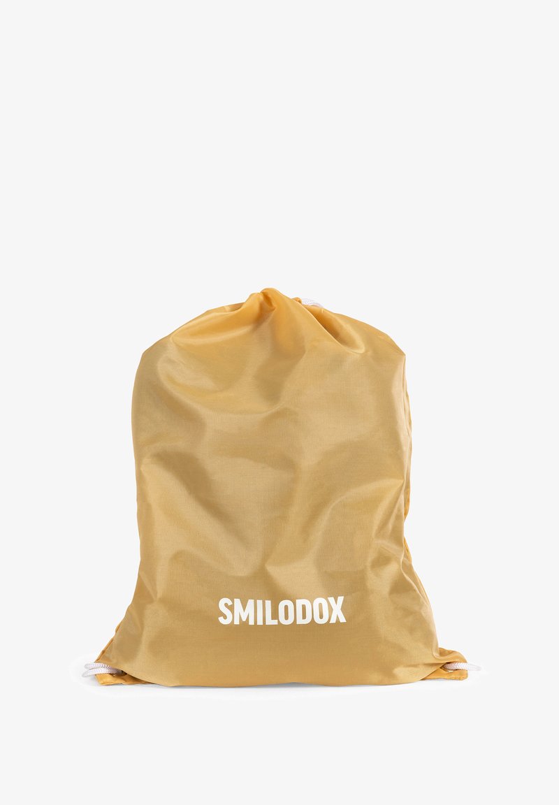 Bolsa amarilla con cordón hecha de tela ligera, con la parte superior fruncida y la palabra "SMILODOX" impresa en blanco en la parte inferior.