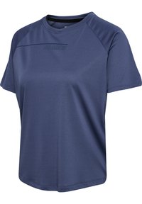 Granatowa sportowa koszulka polo z krótkim rękawem, wykonana z teksturowanej tkaniny, z dyskretnym logo na górze przedniej części i okrągłym dekoltem.