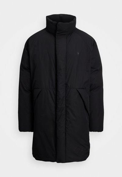 Musta pitkä vuorattu talvitakki korkealla kauluksella, etutaskuilla ja hienovaraisella logolla vasemmassa rinnassa.