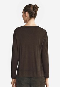 Brauner Langarmpullover mit lockerer Passform, geripptem Halsausschnitt und Saum, weichem Textur und leicht abgesenkten Schultern. Rückansicht gezeigt.