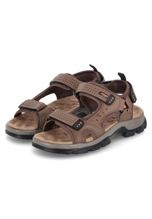 Brune sandaler med justerbare stropper, perforeret design, polstret indersål og gummiydersål. Har orange accenter og forstærket syning.