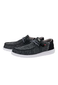 Scarpe slip-on nere e grigie realizzate in tessuto testurizzato, con suola in gomma bianca, lacci a contrasto e un piccolo accento con logo.