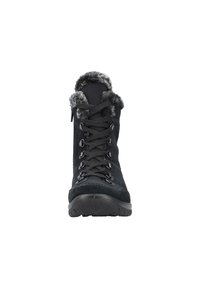 Botte de randonnée noire avec un extérieur en daim, un col en fausse fourrure grise et des lacets noirs. Elle dispose d'une semelle en caoutchouc texturé et d'un bout renforcé.