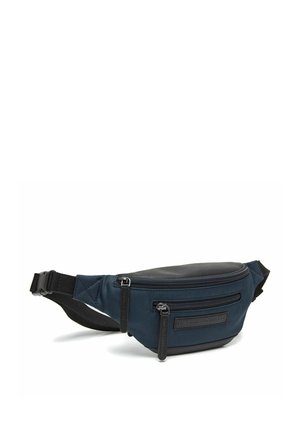 Marsupio blu navy con una sezione superiore nera, dotato di due tasche con zip, tracolla regolabile e una patch con logo testurizzato sulla parte frontale.
